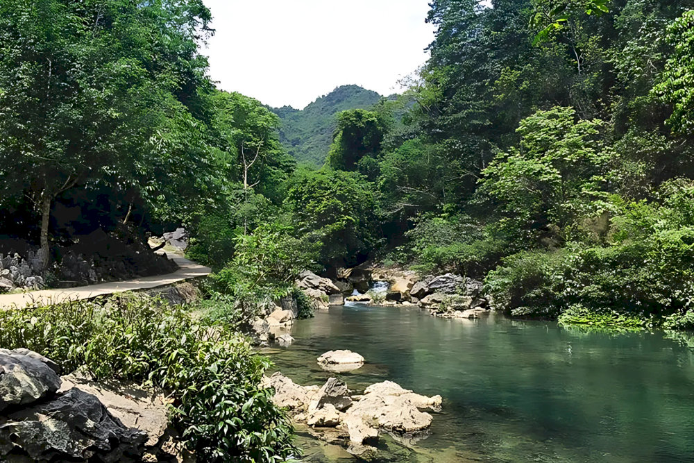 From the signpost, it’s a 600-meter walk along a slightly uneven stone-paved path